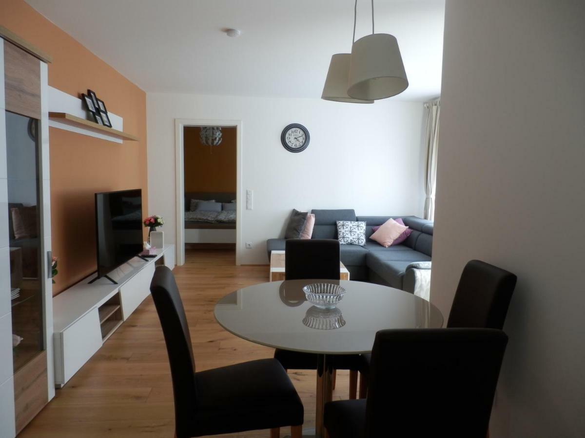 Spacious, Modern 1-bdrm Apt Near Vic & Austria Ctr