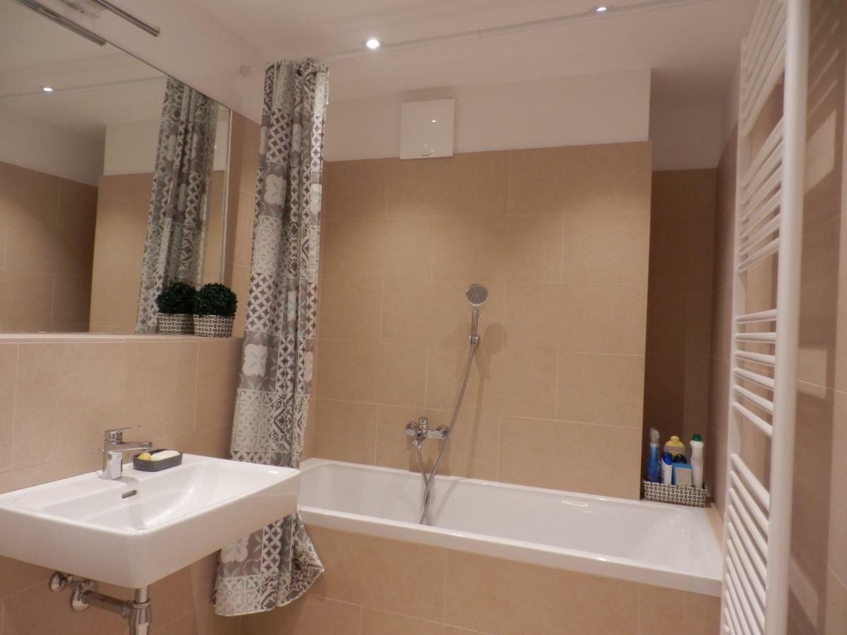 Spacious, Modern 1-bdrm Apt Near Vic & Austria Ctr Apartment *