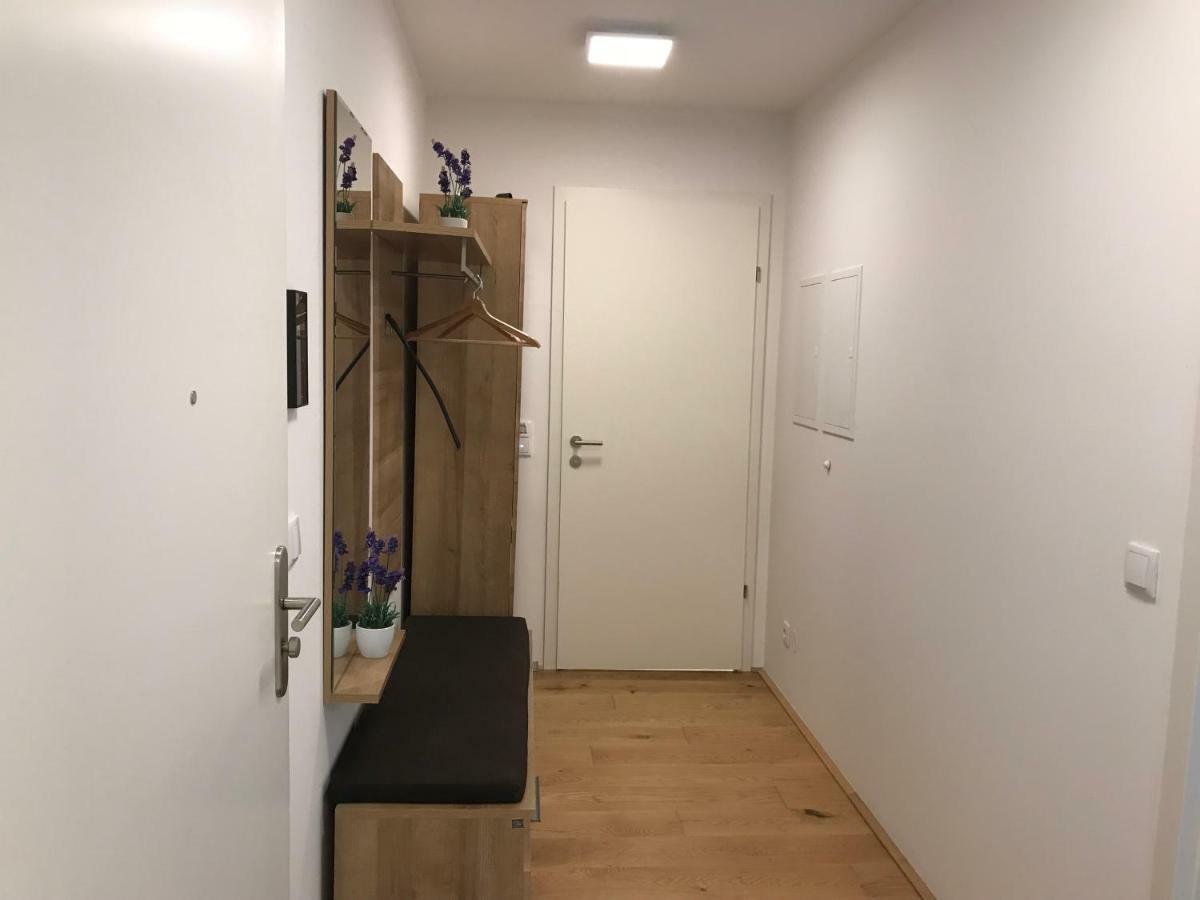 Spacious, Modern 1-bdrm Apt Near Vic & Austria Ctr Wien