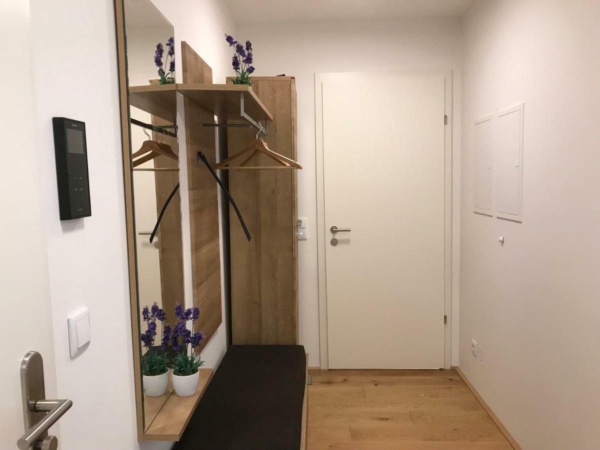 Spacious, Modern 1-bdrm Apt Near Vic & Austria Ctr Apartment