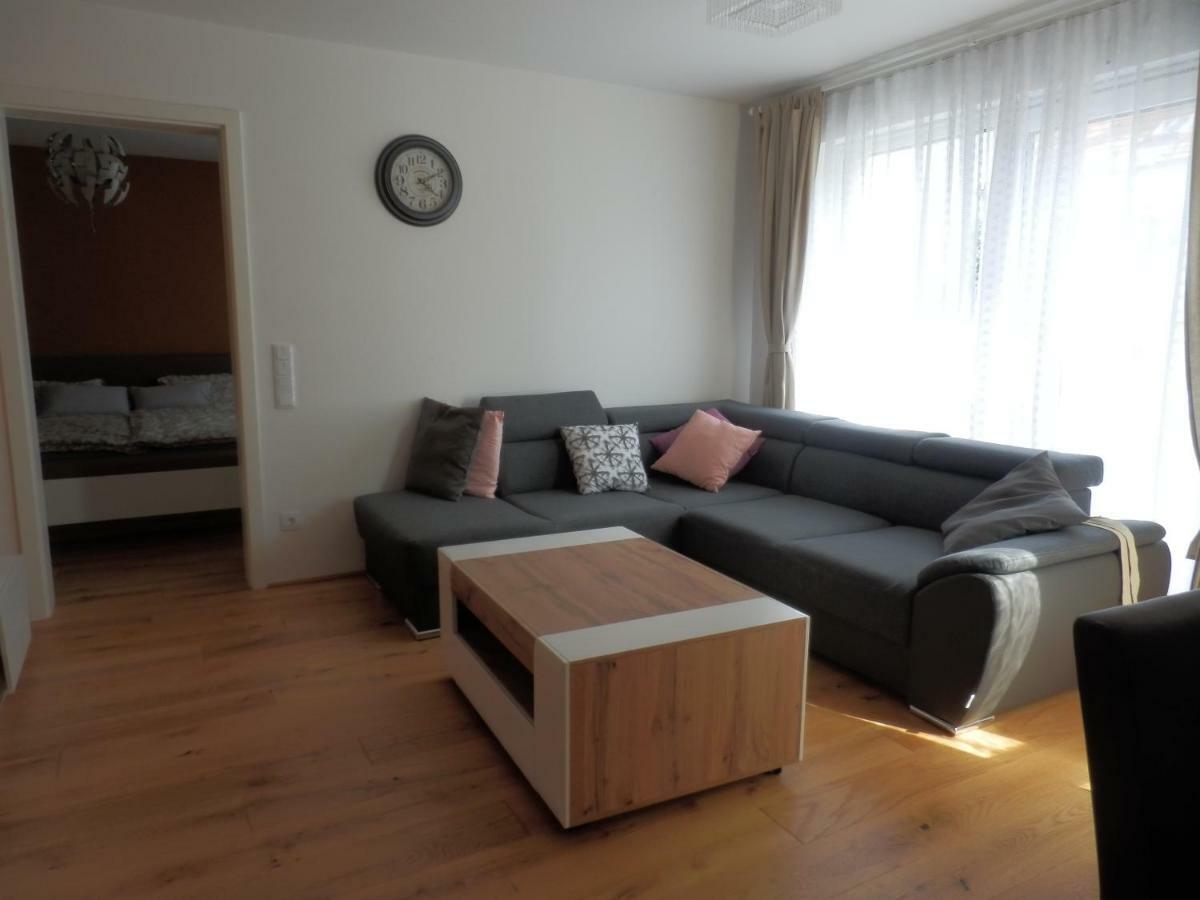 Apartment Spacious, Modern 1-bdrm Apt Near Vic & Austria Ctr Wien