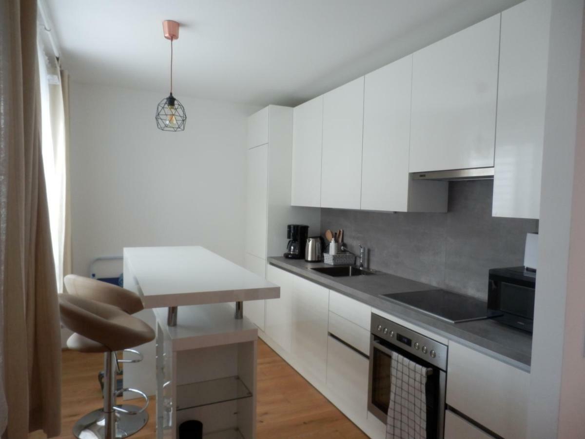 Spacious, Modern 1-bdrm Apt Near Vic & Austria Ctr *