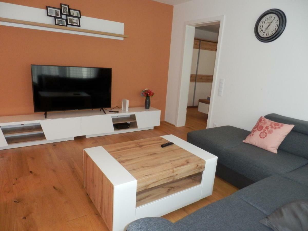 Apartment Spacious, Modern 1-bdrm Apt Near Vic & Austria Ctr Wien