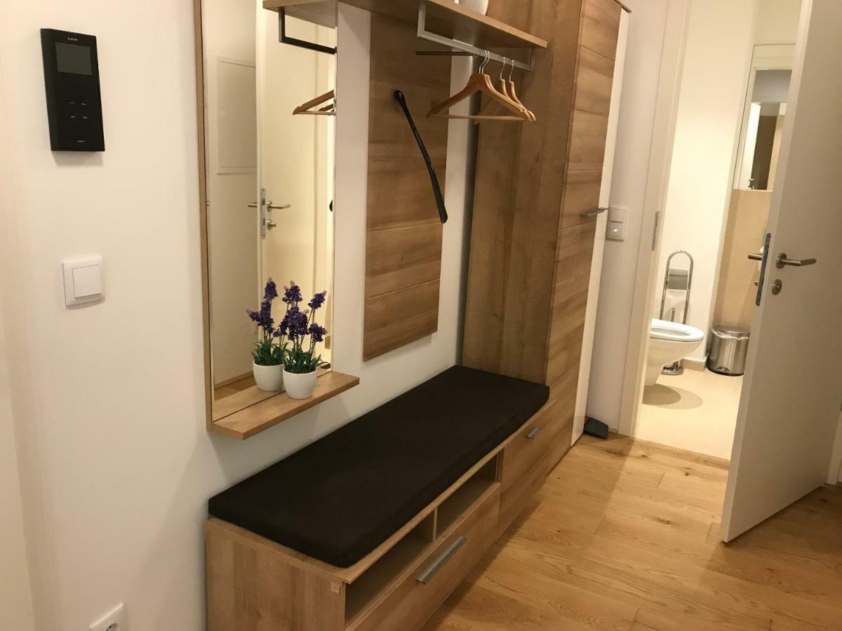 Spacious, Modern 1-bdrm Apt Near Vic & Austria Ctr Apartment
