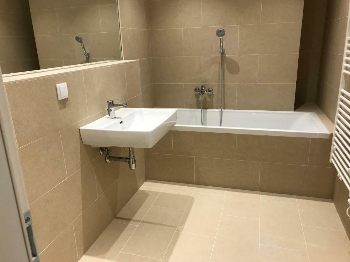 Spacious, Modern 1-bdrm Apt Near Vic & Austria Ctr * Wien
