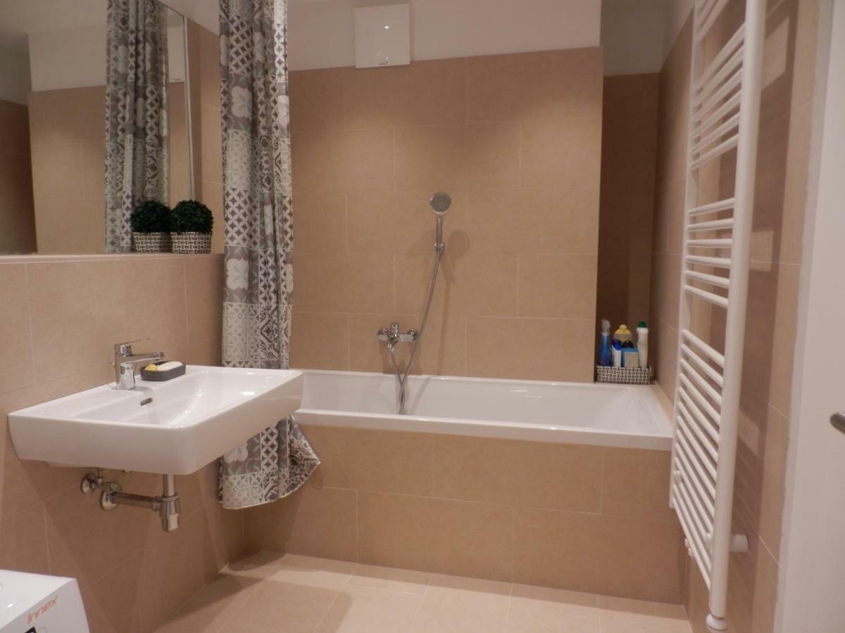 Spacious, Modern 1-bdrm Apt Near Vic & Austria Ctr *