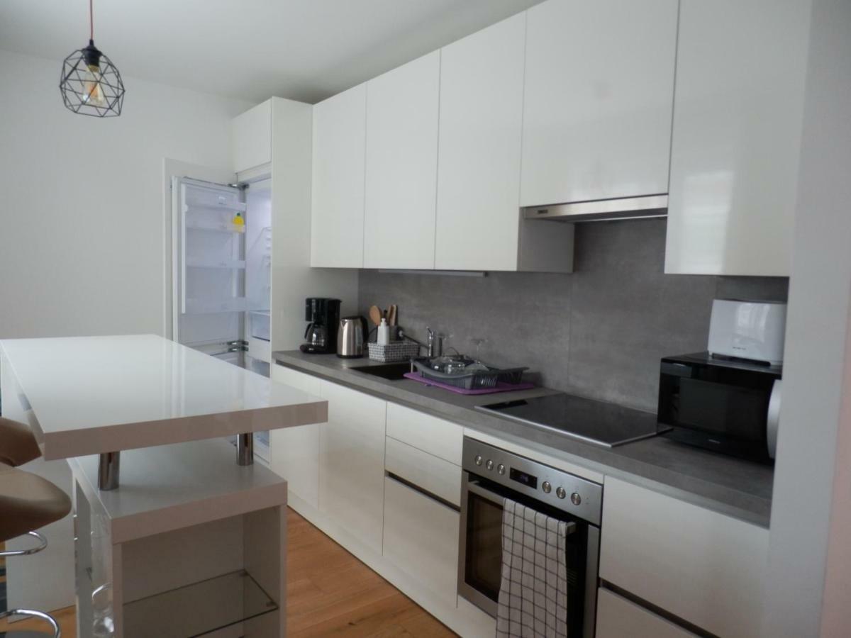 Spacious, Modern 1-bdrm Apt Near Vic & Austria Ctr