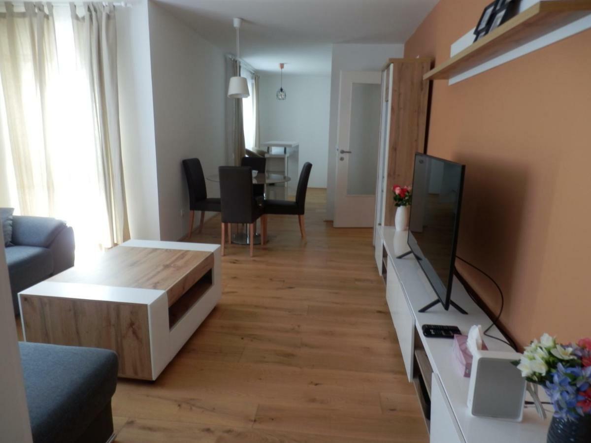 Spacious, Modern 1-bdrm Apt Near Vic & Austria Ctr Wien
