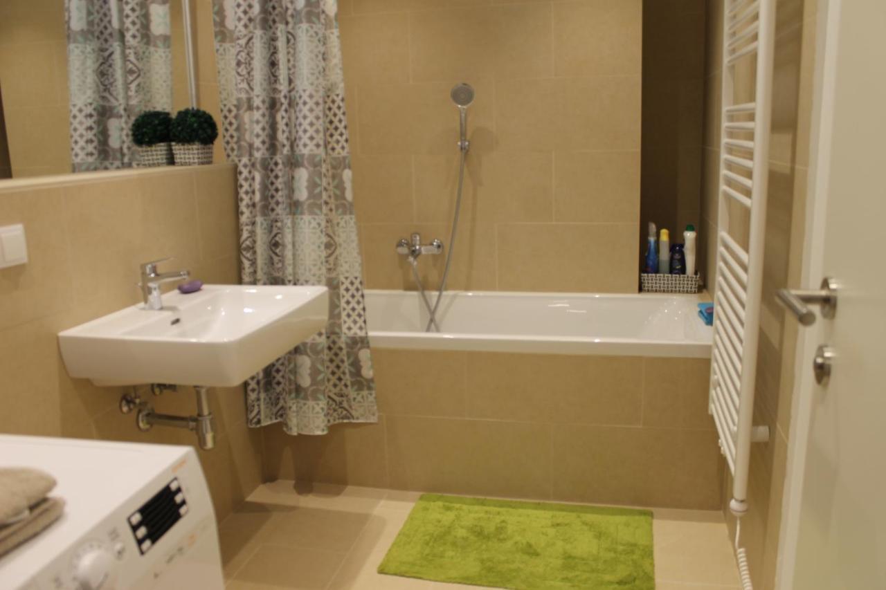 Apartment Spacious, Modern 1-bdrm Apt Near Vic & Austria Ctr Wien
